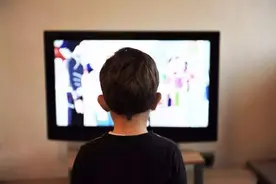 “奶奶，我要看动画片”，2位奶奶不同做法，孩子短短几年有差距图片