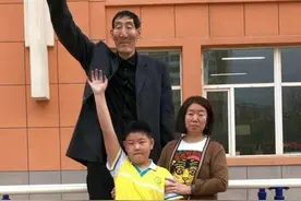 2米36的“中国第一高人”，不顾劝阻生子，12年后儿子身高成焦点图片