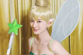 乔欣cos小精灵挺有二次元效果的，金发加上精灵耳，很有卡通感图片