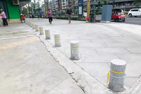 人行道安装拦车桩，高坪标美大道添“新景”图片