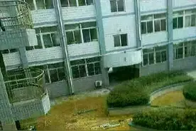 同学往厕所里扔了一大块钠，把整层厕所都干炸了，停课3天图片