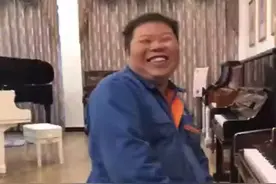 两级反转！粗犷大叔弹琴被赞民间版朗朗图片
