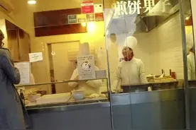 意大利街头的中国美食，东北大妈卖蒸饺和煎饼，老外排着队来吃图片