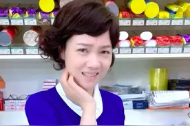 安徽台一姐周群与女儿罕同框！保养太好，与10岁女儿好似姐妹花图片