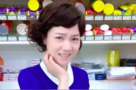 安徽台一姐周群与女儿罕同框！保养太好，与10岁女儿好似姐妹花图片