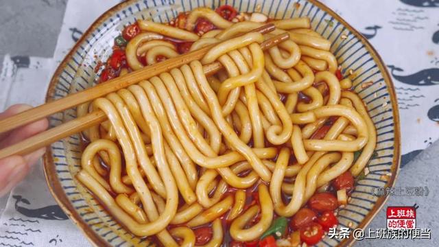 土豆粉好吃有秘诀，按照这做法，连吃一周都不腻