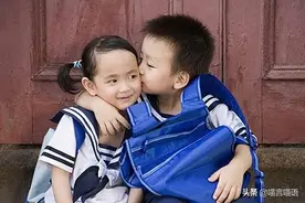 幼儿园小女孩被男孩亲了一口，来看看宝妈们的反应，第二位最赞图片