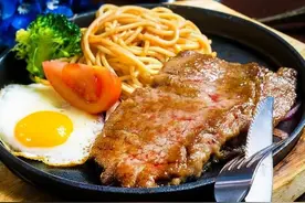 吃牛排时，为啥旁边会放一颗半生不熟的蛋？网友：别乱吃会闹笑话图片