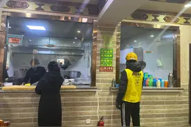 拉萨试点打造“明厨亮灶示范一条街”，力争今年底，学校食堂、集体用餐配送单位等实施率达100%图片
