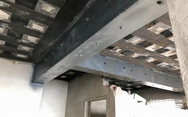 粘钢加固亦称粘贴钢板加固,是将钢板采用高性能的环氧类粘接剂粘结于