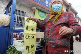 河南农村赶年集，5旬大叔用黄纸写春联，生意火爆，看这是啥习俗图片