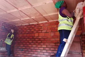 非洲农村富人的生活，能住砖瓦房，能拥有一辆摩托车图片