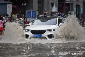郑州暴雨大学路变海 街上的人们淋了个透 市民海中涉水前行图片