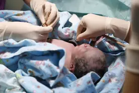 “踩生”并非迷信说法？第一个抱孩子的人，确实很关键图片