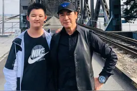 寇振海全家近照曝光，12岁儿子身高惊人，小21岁娇妻十分显老图片