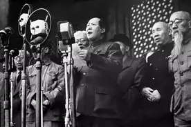 1949年开国大典，毛主席为何指定赛福鼎，站在自己的身后？图片