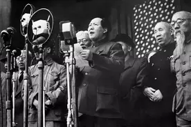 1949年开国大典，毛主席为何指定赛福鼎，站在自己的身后？图片