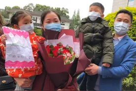 结婚纪念日“叠加"5.12护士节援鄂妻子归来    丈夫订花说“爱”图片