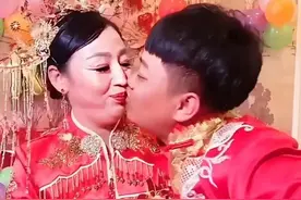 河北唐山，25岁新郎，50岁新娘：只要是真爱，其实完全可以理解图片