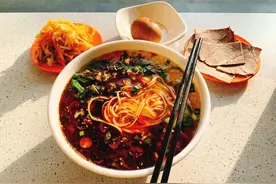 一头牛在兰州牛肉面馆可以养活三代人？太夸张了，今天我们来算算图片