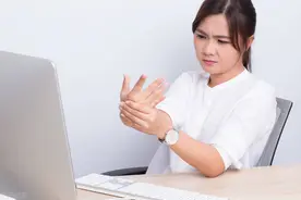 总是感觉手指发麻，会不会要中风了？也可能是这几种情况图片