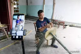 他曾在养猪场工作十余年，靠一手竹编绝活走红抖音，获赞近4000万图片