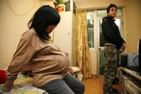 产妇怀龙凤胎，想要一对兄妹，医生：闺女先出来的，我再塞回去？图片