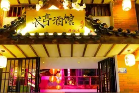 曲靖一家进去就不想出来的小酒馆，店主是对漂亮又单身的酒鬼女生图片