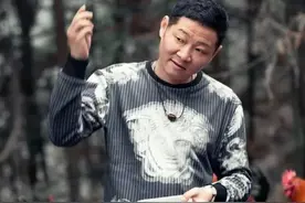 《康熙微服私访记》三德子，娶小15岁漂亮名模，养鸡当亿万富翁图片