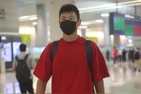 宁泽涛191的身高真没浪费，T恤配短裤好似帅气学长，哪像快30的人图片