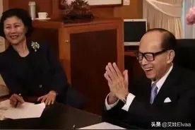 李嘉诚携小33岁女友上班，59岁周凯旋穿西装，五官饱满很旺夫图片