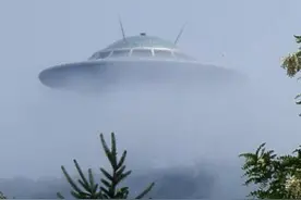 一男子户外活动偶遇“UFO”，清晰可见盘旋在空中图片