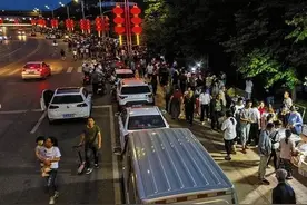 城管喊商贩摆摊，概念股直线飙升，地摊经济会是昙花一现吗？图片
