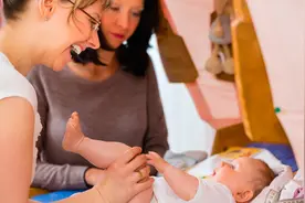 为啥很多姥姥带娃到三岁，就被奶奶“截胡”，背后原因竟有点暖心图片