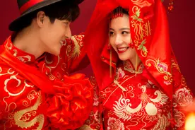 婚礼结束当晚，婆婆要求儿媳退还2万改口费，儿媳：还！但要离婚图片