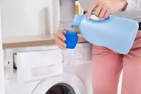 洗衣服只知道倒洗衣液？错了！教你正确做法，衣服洗得更干净图片