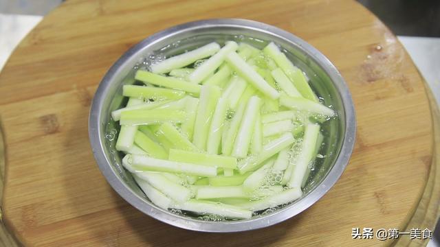 炒瓠子时佐料别乱放，按照大厨演示做，鲜嫩味美，出锅满屋飘香