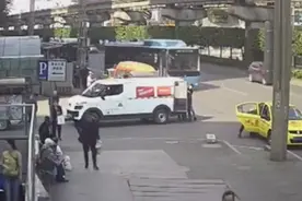 明目张胆！小贼大白天偷盗摩托车竟叫“货拉拉”运走图片