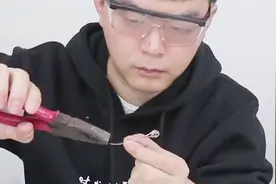 比钻石还要硬的玻璃，锤子车轮都奈何不了它，知道它的没有几个人视频封面