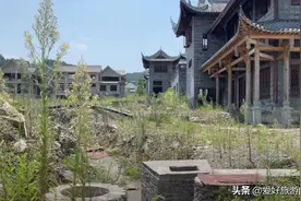 规模宏大的贵州假古城，又成了一处烂尾楼，杂草丛生一片荒凉图片