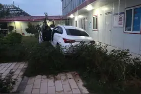 把生命当儿戏！佛山男司机“做梦”连撞几车，被交警找到时还在车上呼呼大睡图片