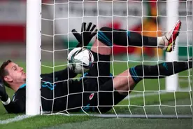 威尔士门将巨大失误！把球停进自家大门！球迷却为他鼓掌图片