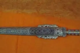 男子地下挖到宝剑，拿去鉴宝，不料拔出剑鞘后，专家挥手让他走图片