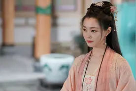 《赘婿》穿帮太搞笑，用打火机点鞭炮，群演站在一边发呆图片