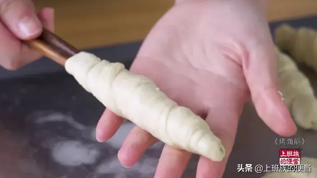 馋嘴街边的烤面筋，教你在家做，面筋劲道有嚼劲，2斤粉做一大把