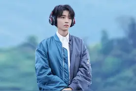 王俊凯时尚感越来越好，MA-1夹克造型很大气，秋季可以这样穿图片