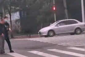 暖心！司机绿灯停车搀扶老人过马路，路上车辆纷纷停下等待！图片