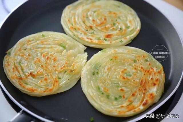 几个剩饺子皮，一把葱花，简单几步，烙一锅丝丝分明的饼