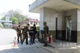 暖心一幕！武警官兵护送迷途孩子返家图片