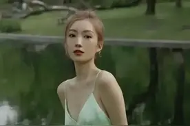 美女河边写真图片